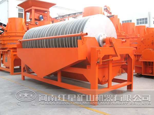 廠區(qū)擺放的磁選機(jī)設(shè)備—供客戶參觀 廠區(qū)擺放的磁選機(jī)設(shè)備—供客戶參觀