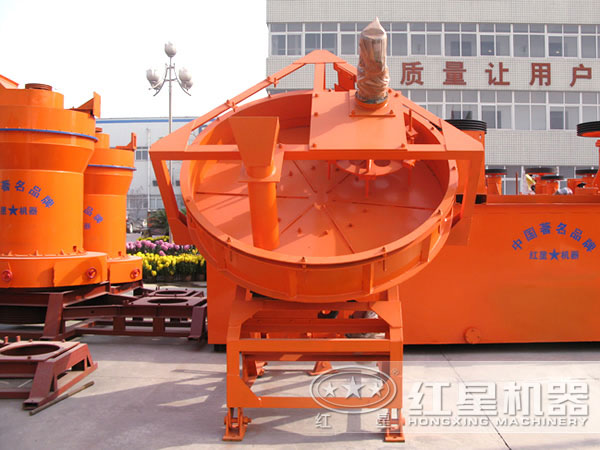 擺放廠區(qū)的圓盤造粒機(jī)設(shè)備 擺放廠區(qū)的圓盤造粒機(jī)設(shè)備