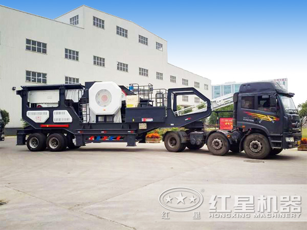 流動式石料粉碎機(jī)發(fā)貨現(xiàn)場 流動式石料粉碎機(jī)發(fā)貨現(xiàn)場