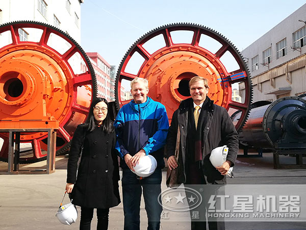 來廠參觀球磨機(jī)的客戶 來廠參觀球磨機(jī)的客戶