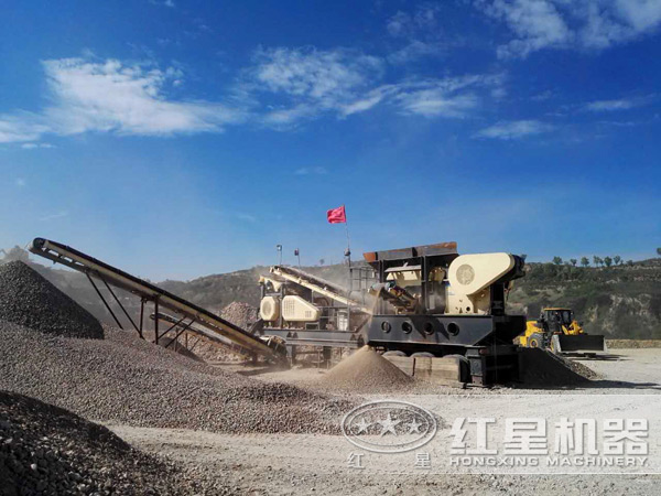 山石移動(dòng)破碎機(jī)作業(yè)現(xiàn)場(chǎng) 山石移動(dòng)破碎機(jī)作業(yè)現(xiàn)場(chǎng)