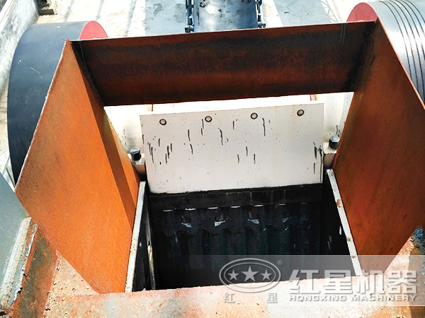 山東鄂式破碎機(jī)作業(yè)現(xiàn)場(chǎng) 山東鄂式破碎機(jī)作業(yè)現(xiàn)場(chǎng)