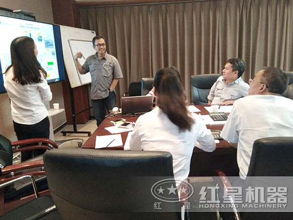 解答用戶問題的技術(shù)人員 解答用戶問題的技術(shù)人員