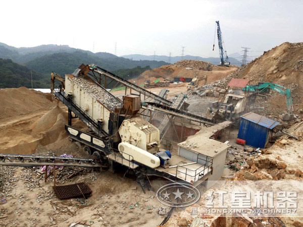 反擊破移動(dòng)嗑石機(jī)作業(yè)現(xiàn)場 反擊破移動(dòng)嗑石機(jī)作業(yè)現(xiàn)場