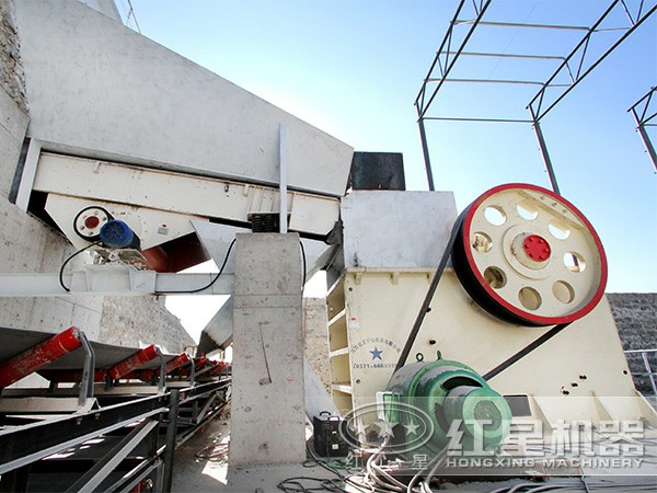 顎式破碎機(jī)作業(yè)現(xiàn)場(chǎng) 顎式破碎機(jī)作業(yè)現(xiàn)場(chǎng)