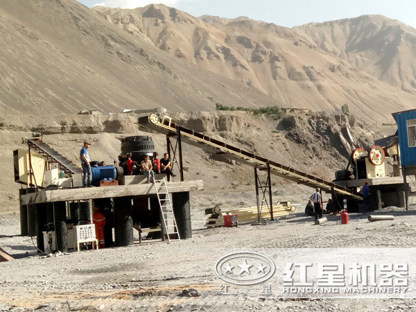 花崗巖小型碎石機生產(chǎn)現(xiàn)場 花崗巖小型碎石機生產(chǎn)現(xiàn)場