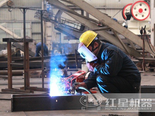 正在加工還未成形的我—車載流動粉碎機(jī) 正在加工還未成形的我—車載流動粉碎機(jī)