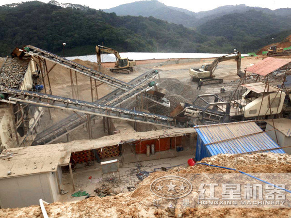 正在作業(yè)的車(chē)載移動(dòng)打沙機(jī) 正在作業(yè)的車(chē)載移動(dòng)打沙機(jī)