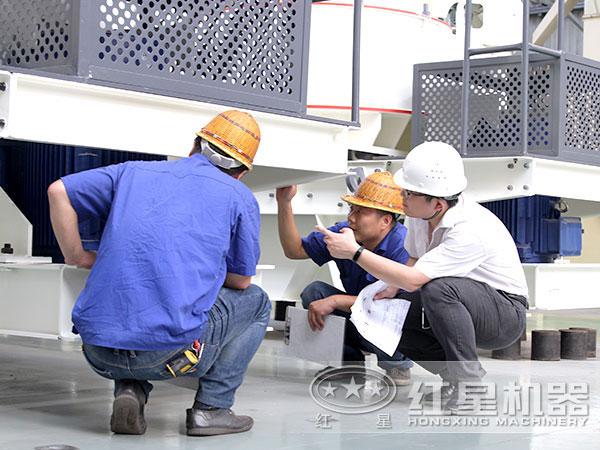 技術(shù)人員對制砂機成品檢查 技術(shù)人員對制砂機成品檢查