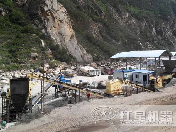 時(shí)產(chǎn)150噸石料制砂作業(yè)現(xiàn)場(chǎng) 時(shí)產(chǎn)150噸石料制砂作業(yè)現(xiàn)場(chǎng)