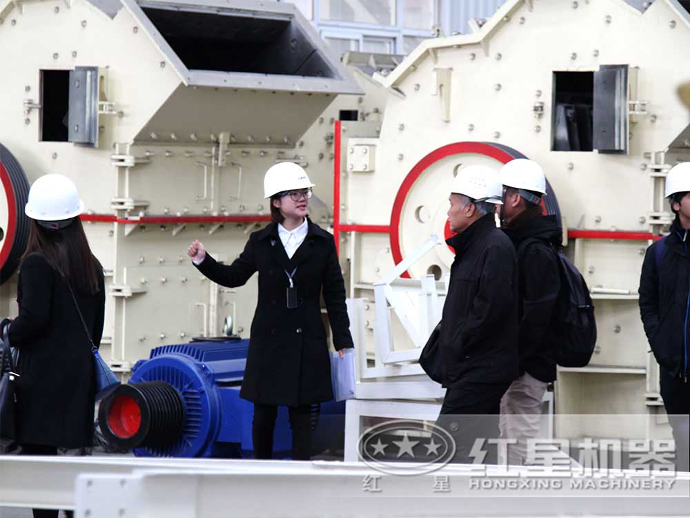 為參觀客戶介紹設(shè)備 為參觀客戶介紹設(shè)備