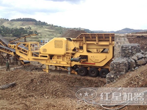 進(jìn)入到原料場(chǎng)地作業(yè)的車載流動(dòng)破石機(jī) 進(jìn)入到原料場(chǎng)地作業(yè)的車載流動(dòng)破石機(jī)