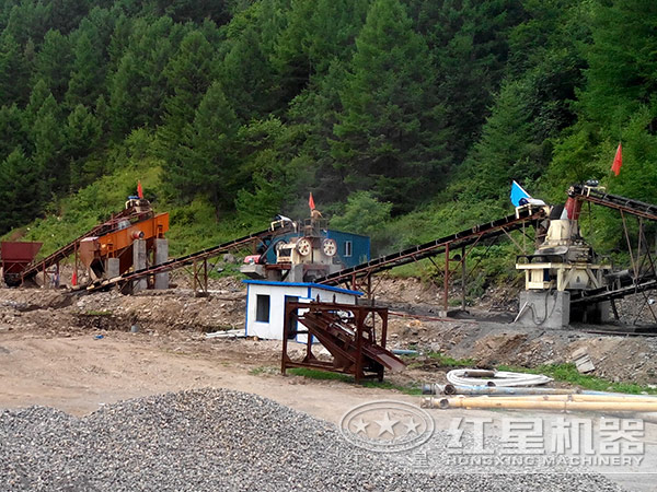 日產(chǎn)100噸制砂現(xiàn)場 日產(chǎn)100噸制砂現(xiàn)場