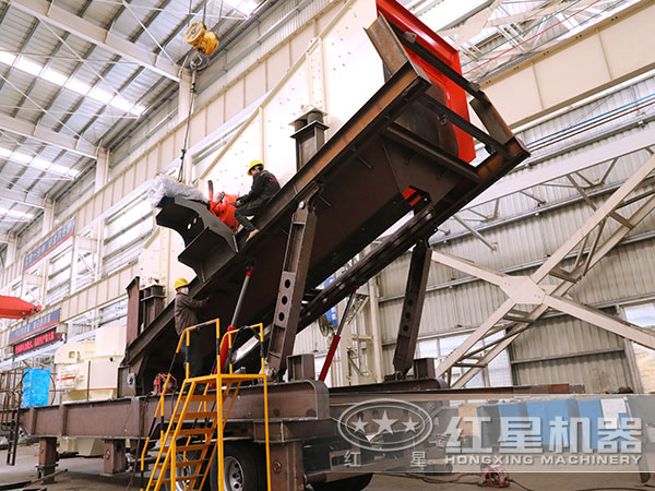 移動(dòng)環(huán)保制砂機(jī)生產(chǎn)車(chē)間 移動(dòng)環(huán)保制砂機(jī)生產(chǎn)車(chē)間