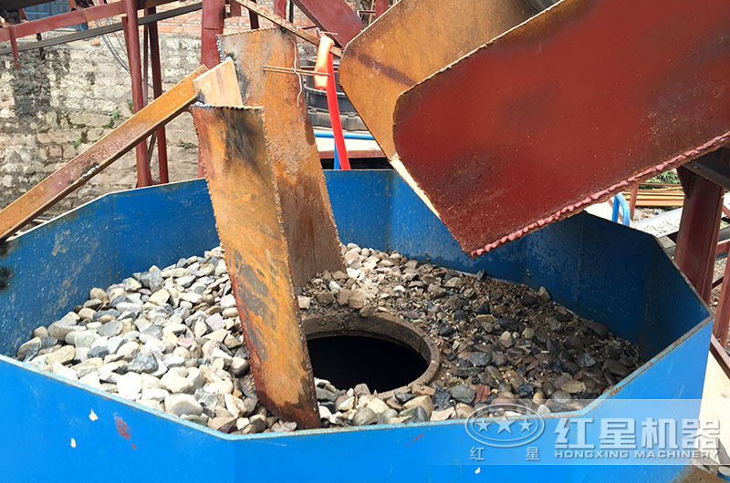 鵝卵石制砂機(jī)作業(yè)現(xiàn)場 鵝卵石制砂機(jī)作業(yè)現(xiàn)場