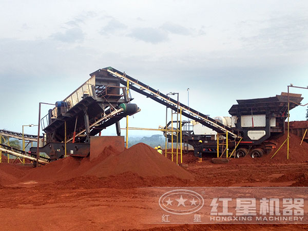 輪胎移動(dòng)軋石機(jī)作業(yè)現(xiàn)場(chǎng) 輪胎移動(dòng)軋石機(jī)作業(yè)現(xiàn)場(chǎng)