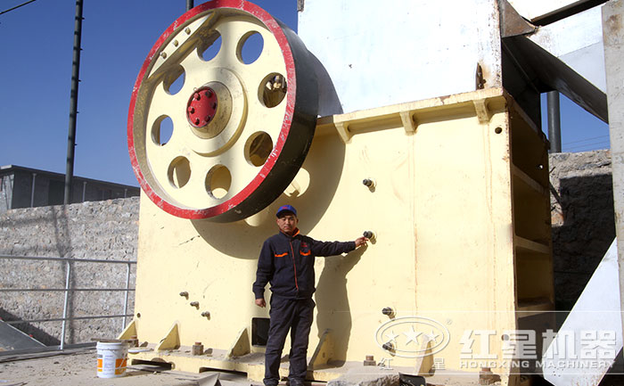 大型碎石機(jī)作業(yè)現(xiàn)場 大型碎石機(jī)作業(yè)現(xiàn)場