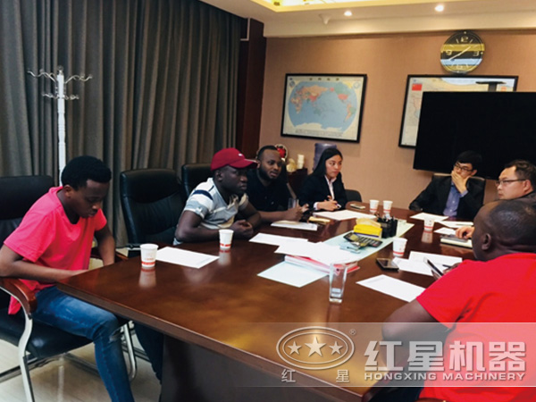 紅星為客戶講解、配置設(shè)備