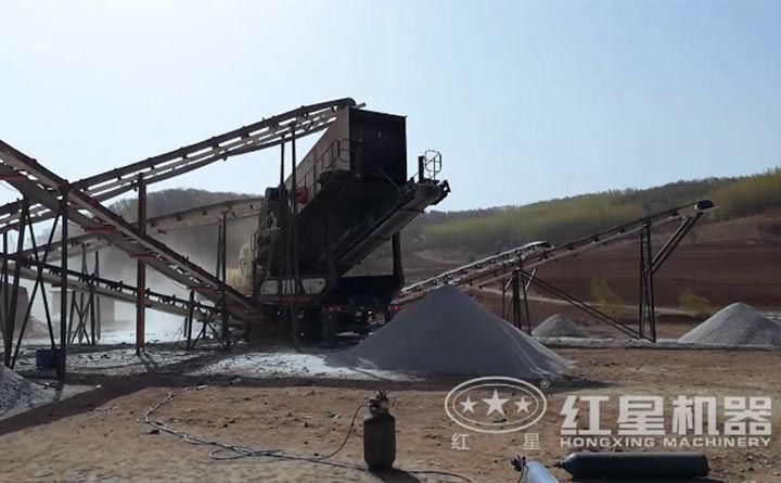 輪胎移動(dòng)石子破碎機(jī)客戶現(xiàn)場(chǎng) 輪胎移動(dòng)石子破碎機(jī)客戶現(xiàn)場(chǎng)