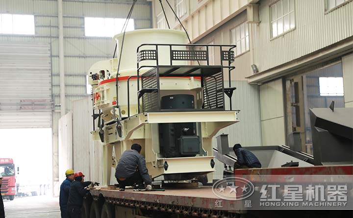 工人將制砂機裝車準(zhǔn)備發(fā)貨 工人將制砂機裝車準(zhǔn)備發(fā)貨