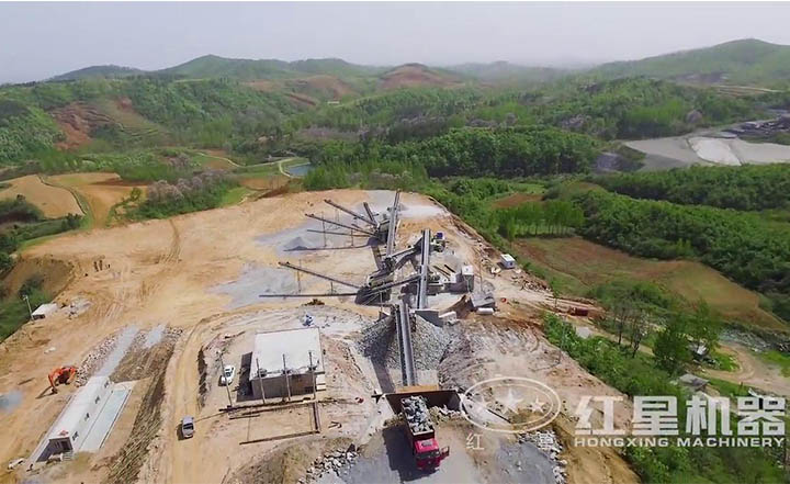 大型碎石機(jī)作業(yè)現(xiàn)場 大型碎石機(jī)作業(yè)現(xiàn)場