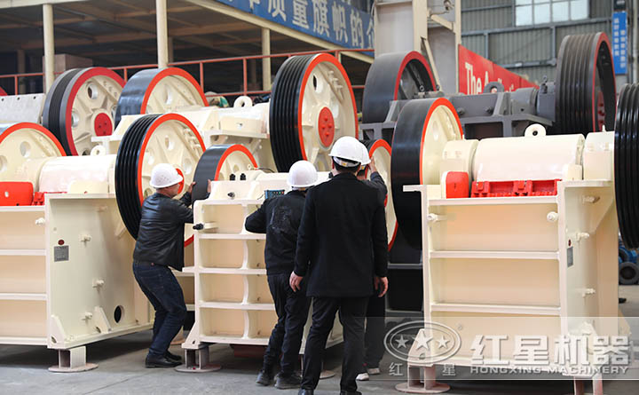 到顎破擺放車(chē)間進(jìn)行參觀的客戶 到顎破擺放車(chē)間進(jìn)行參觀的客戶