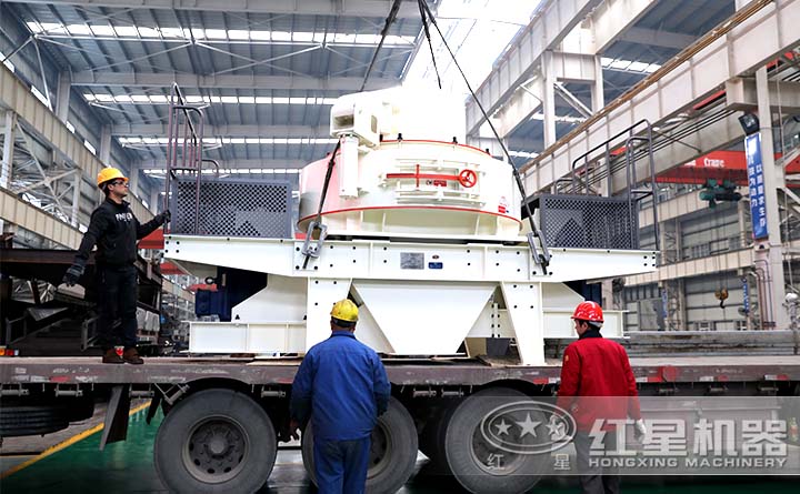 立軸沖擊式破碎機發(fā)貨現場