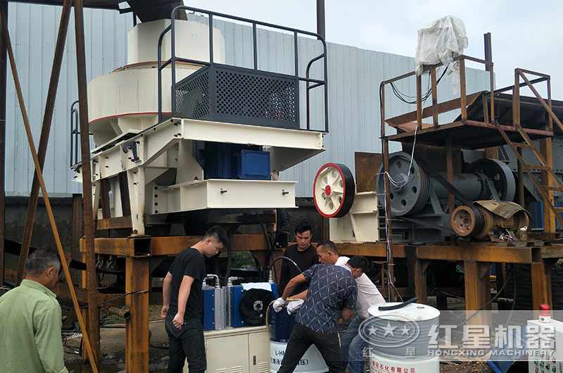 制砂設(shè)備安裝、調(diào)試現(xiàn)場(chǎng)