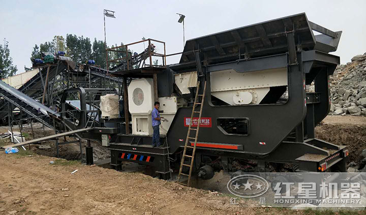 安裝就緒，即將投入生產(chǎn)的移動碎石機