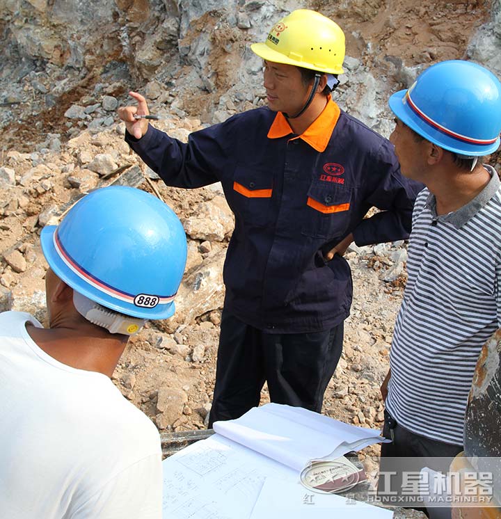 技術(shù)人員現(xiàn)場(chǎng)指導(dǎo)設(shè)備安裝