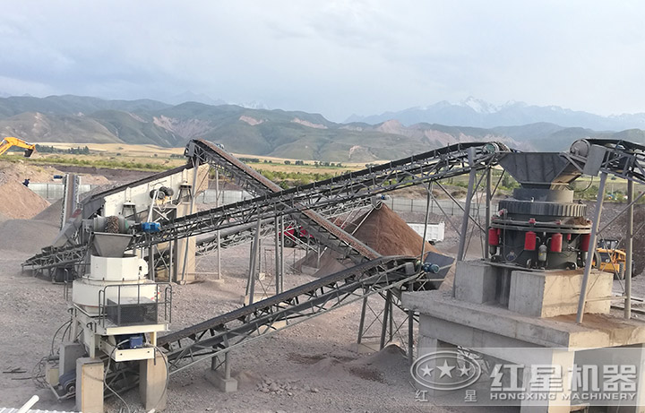 鵝卵石制砂現(xiàn)場(chǎng) 鵝卵石制砂現(xiàn)場(chǎng)