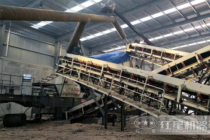 移動小型砂機(jī)室內(nèi)作業(yè)現(xiàn)場 移動小型砂機(jī)室內(nèi)作業(yè)現(xiàn)場