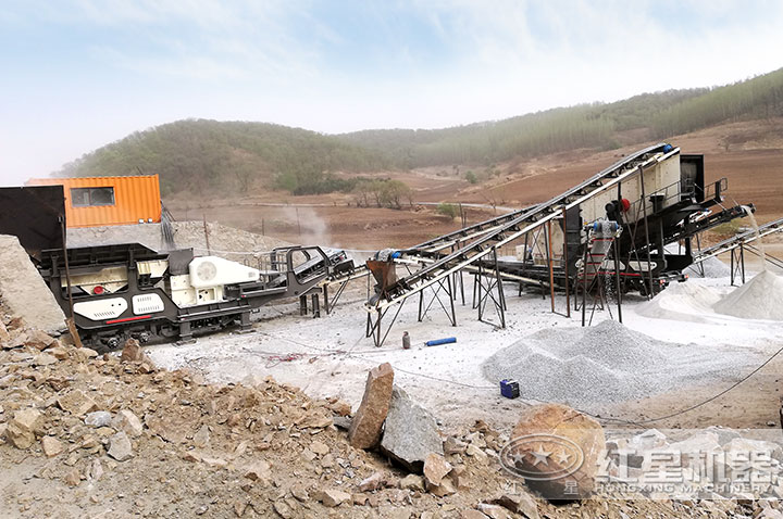 移動破碎制砂機投產(chǎn)在平頂山用戶現(xiàn)場 移動破碎制砂機投產(chǎn)在平頂山用戶現(xiàn)場