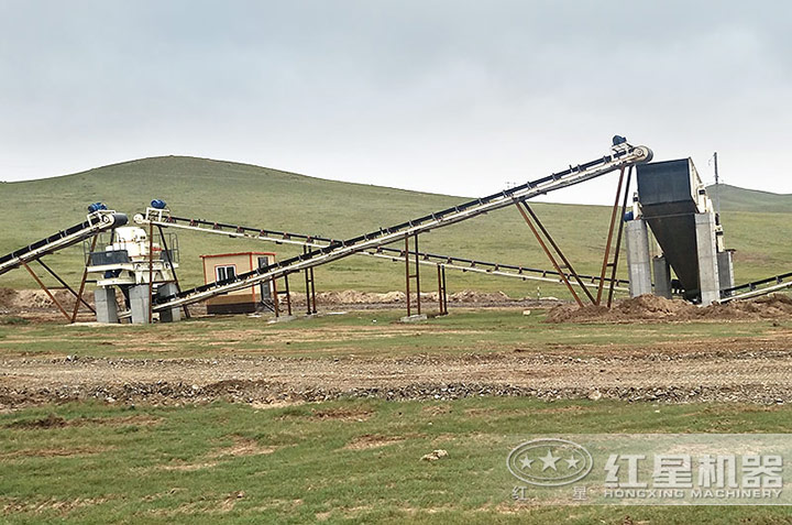 時(shí)產(chǎn)100噸的小型碎沙機(jī)現(xiàn)場(chǎng) 時(shí)產(chǎn)100噸的小型碎沙機(jī)現(xiàn)場(chǎng)