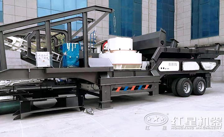 廠區(qū)擺放的車載移動式制砂機 廠區(qū)擺放的車載移動式制砂機