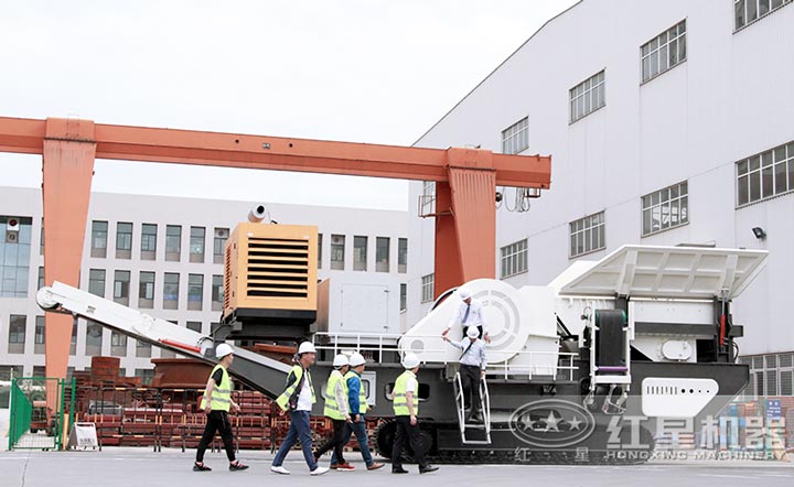 客戶來廠參觀考察移動破碎制砂一體機(jī) 客戶來廠參觀考察移動破碎制砂一體機(jī)