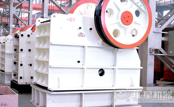 顎式破碎機(jī)設(shè)備簡(jiǎn)單，運(yùn)行效果好