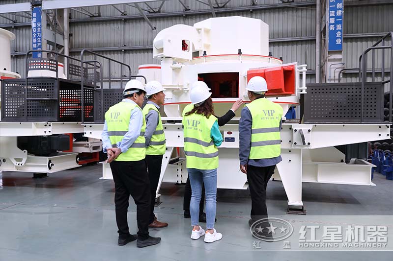 客戶來小型打沙機(jī)廠區(qū)參觀 客戶來小型打沙機(jī)廠區(qū)參觀