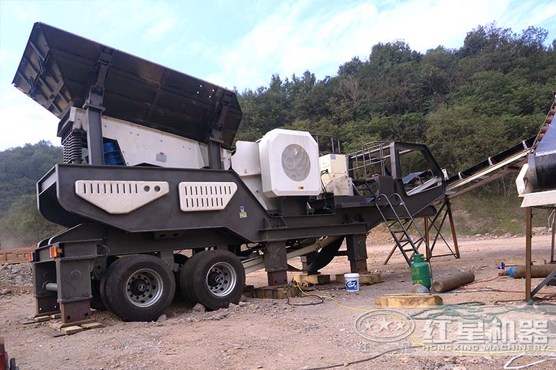 時(shí)產(chǎn)40噸簡(jiǎn)易式輪胎移動(dòng)破客戶現(xiàn)場(chǎng) 時(shí)產(chǎn)40噸簡(jiǎn)易式輪胎移動(dòng)破客戶現(xiàn)場(chǎng)