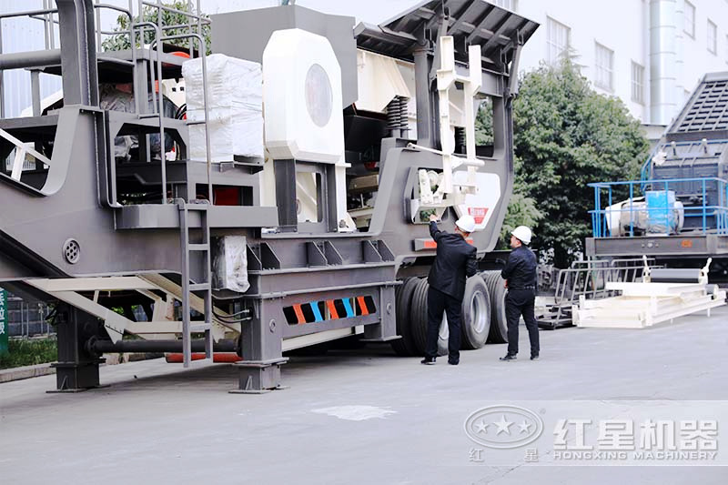 客戶參觀移動(dòng)式煤矸石制砂機(jī)廠區(qū)，經(jīng)理為其介紹設(shè)備