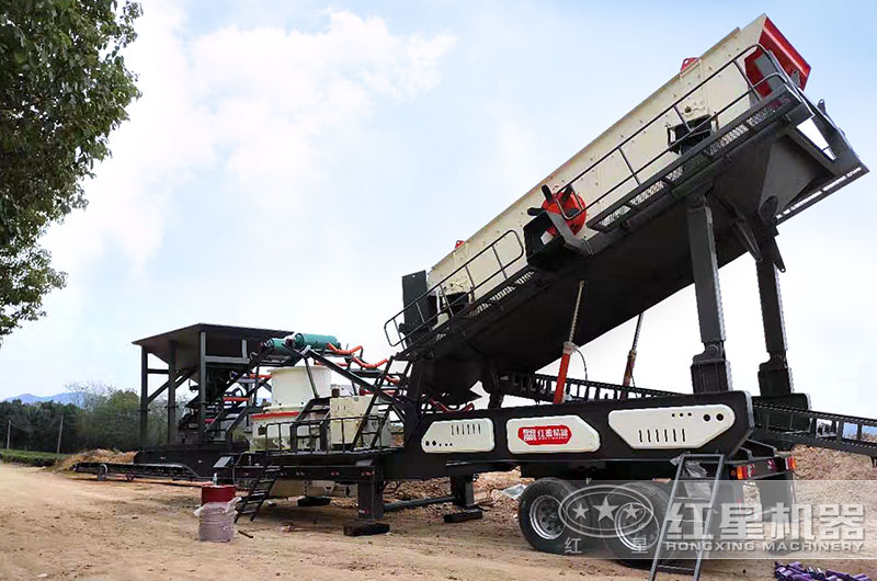 河北客戶移動式鵝卵石破碎、制砂機現(xiàn)場