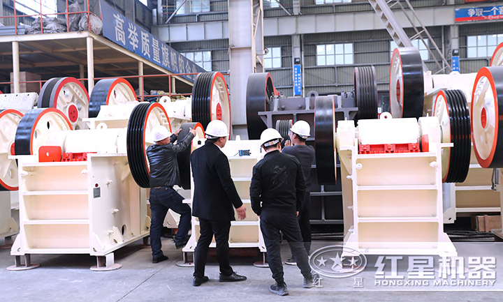 客戶參觀紅星碎石機(jī)設(shè)備廠區(qū) 客戶參觀紅星碎石機(jī)設(shè)備廠區(qū)