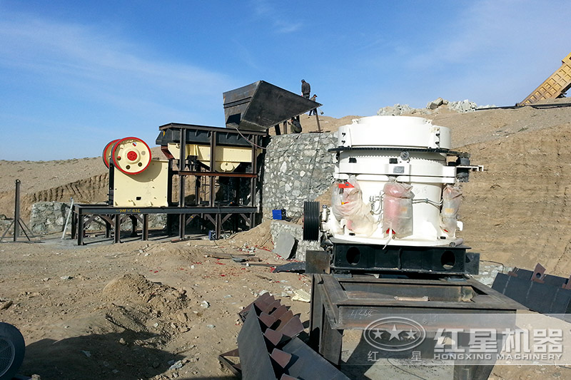 破碎生產(chǎn)線中的顎式破碎機，粗碎