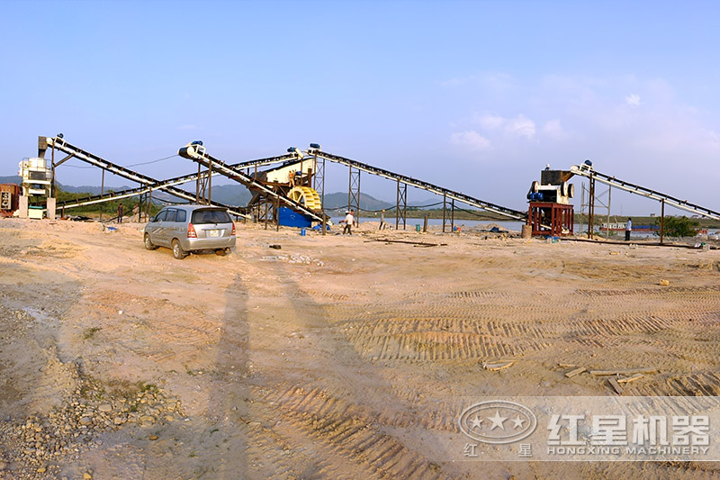 制砂生產(chǎn)線中的顎式破碎機，細碎