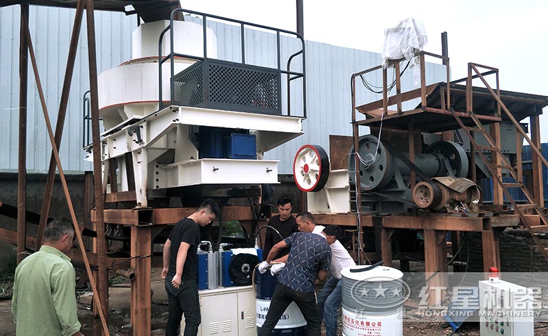 大型機(jī)制砂設(shè)備安裝中 大型機(jī)制砂設(shè)備安裝中