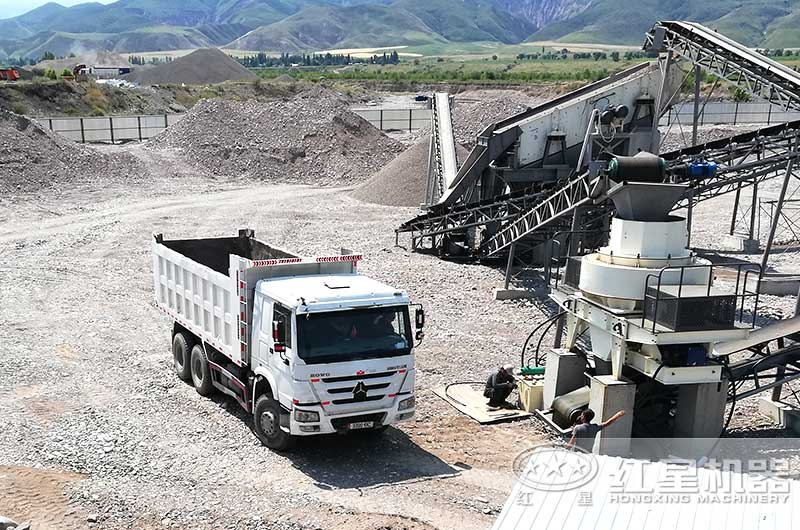 鵝卵石制砂現(xiàn)場(chǎng) 鵝卵石制砂現(xiàn)場(chǎng)