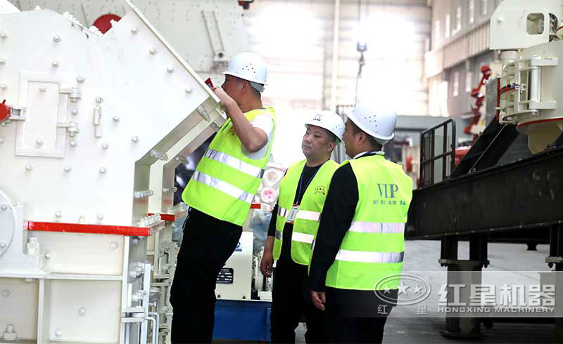 客戶參觀細(xì)碎機(jī)生產(chǎn)車間 客戶參觀細(xì)碎機(jī)生產(chǎn)車間