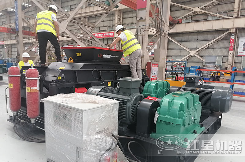 客戶來廠考察對輥制砂機設(shè)備 客戶來廠考察對輥制砂機設(shè)備